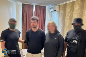 СБУ затримала молоде подружжя, яке розставляло «відеопастки» у багатоповерхівках, щоб коригувати удари по Києву (фото)