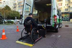 Для пацієнтів військового госпіталю у Києві запустили безкоштовний транспорт (фото) Для пацієнтів військового госпіталю у Києві запустили безкоштовний транспорт (фото)