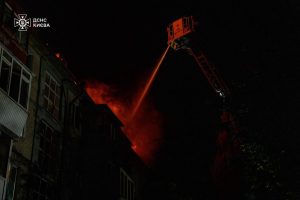 У Шевченківському районі рятувальники ліквідували займання покрівлі житлового будинку на площі 1500 кв. м (фото)