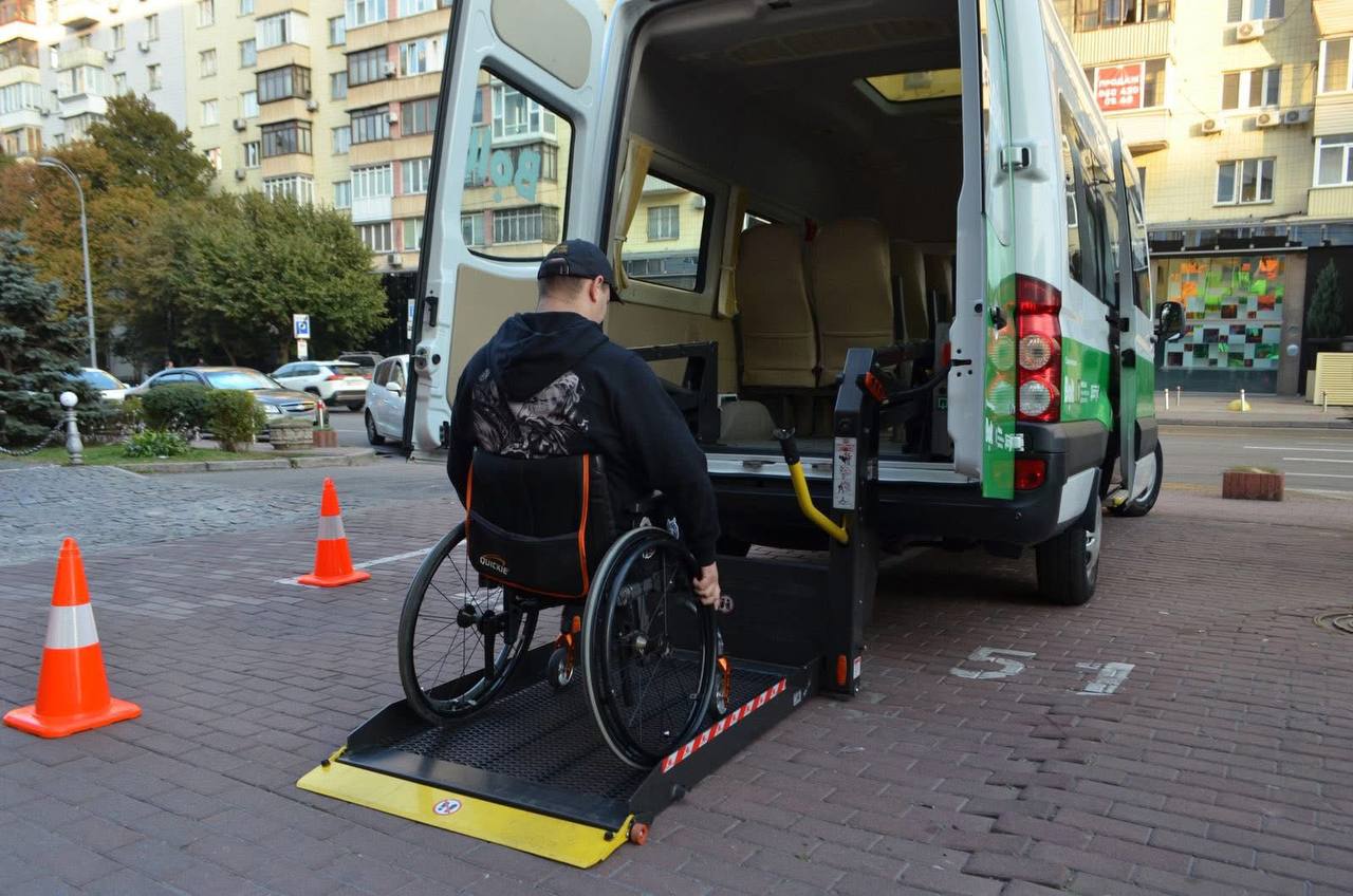 Для пацієнтів військового госпіталю у Києві запустили безкоштовний транспорт (фото)