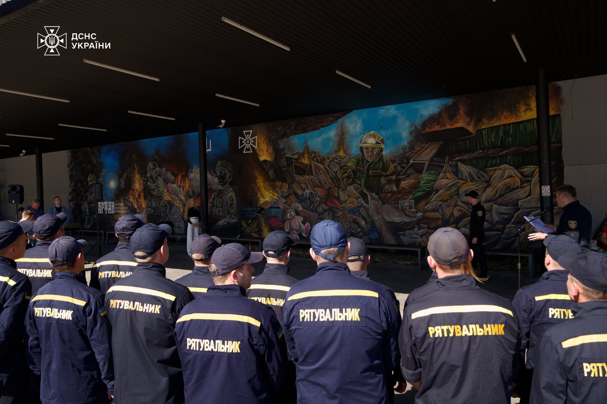На столичному автовокзалі з'явився мурал українським рятувальникам (фото, відео)