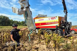 На Київщині під час збору соняшників знайшли уламок ворожої ракети з бойовою частиною (фото)