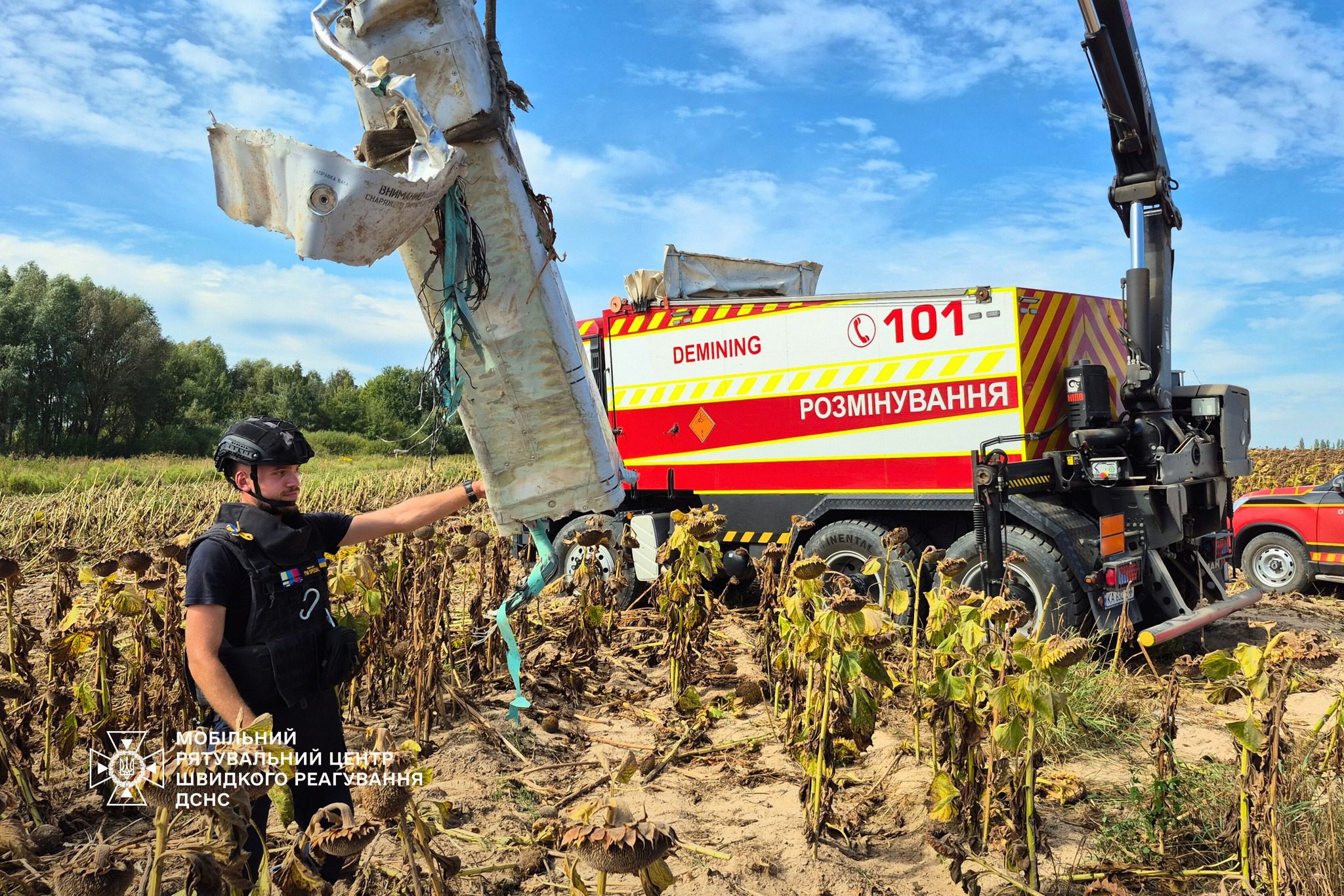 На Київщині під час збору соняшників знайшли уламок ворожої ракети з бойовою частиною (фото)
