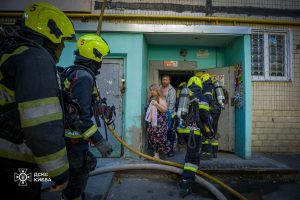 У Дніпровському районі внаслідок пожежі у багатоквартирному будинку загинула людина (фото, відео) У Дніпровському районі внаслідок пожежі у багатоквартирному будинку загинула людина (фото, відео)