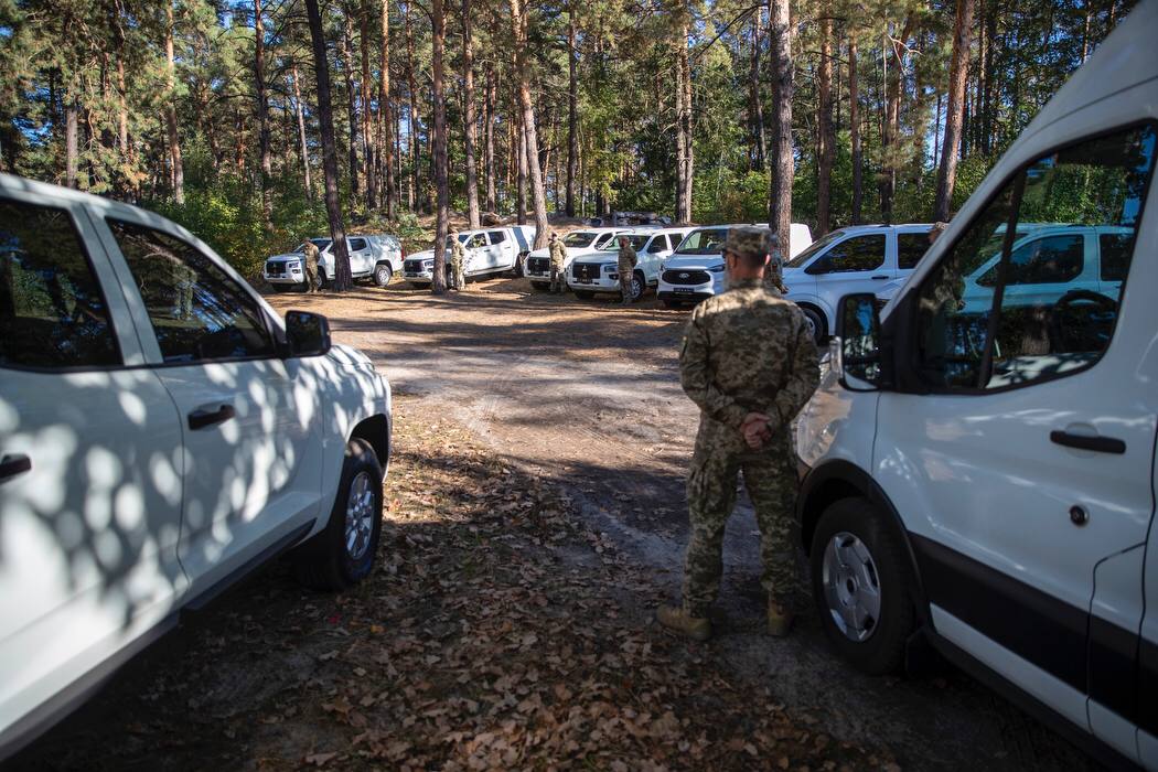 Громада столиці передала бійцям на фронт ще майже 2500 БпЛА та понад 20 автівок