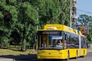 На вулиці Якуба Коласа ліквідовують наслідки атаки на Київ: рух транспорту змінено