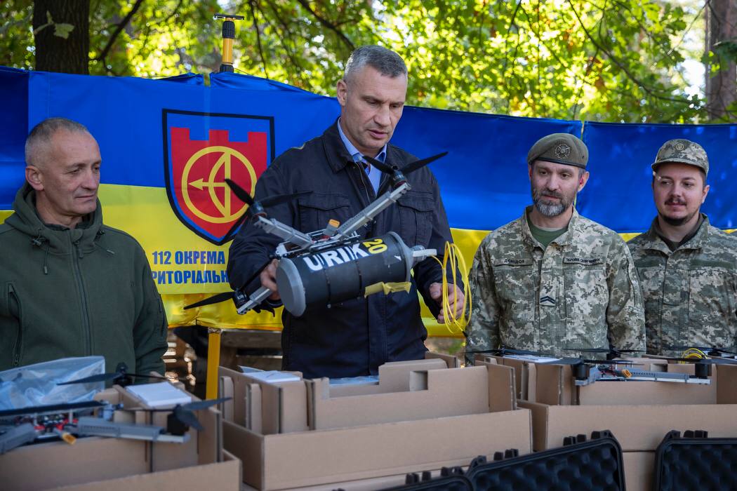 Громада столиці передала бійцям на фронт ще майже 2500 БпЛА та понад 20 автівок