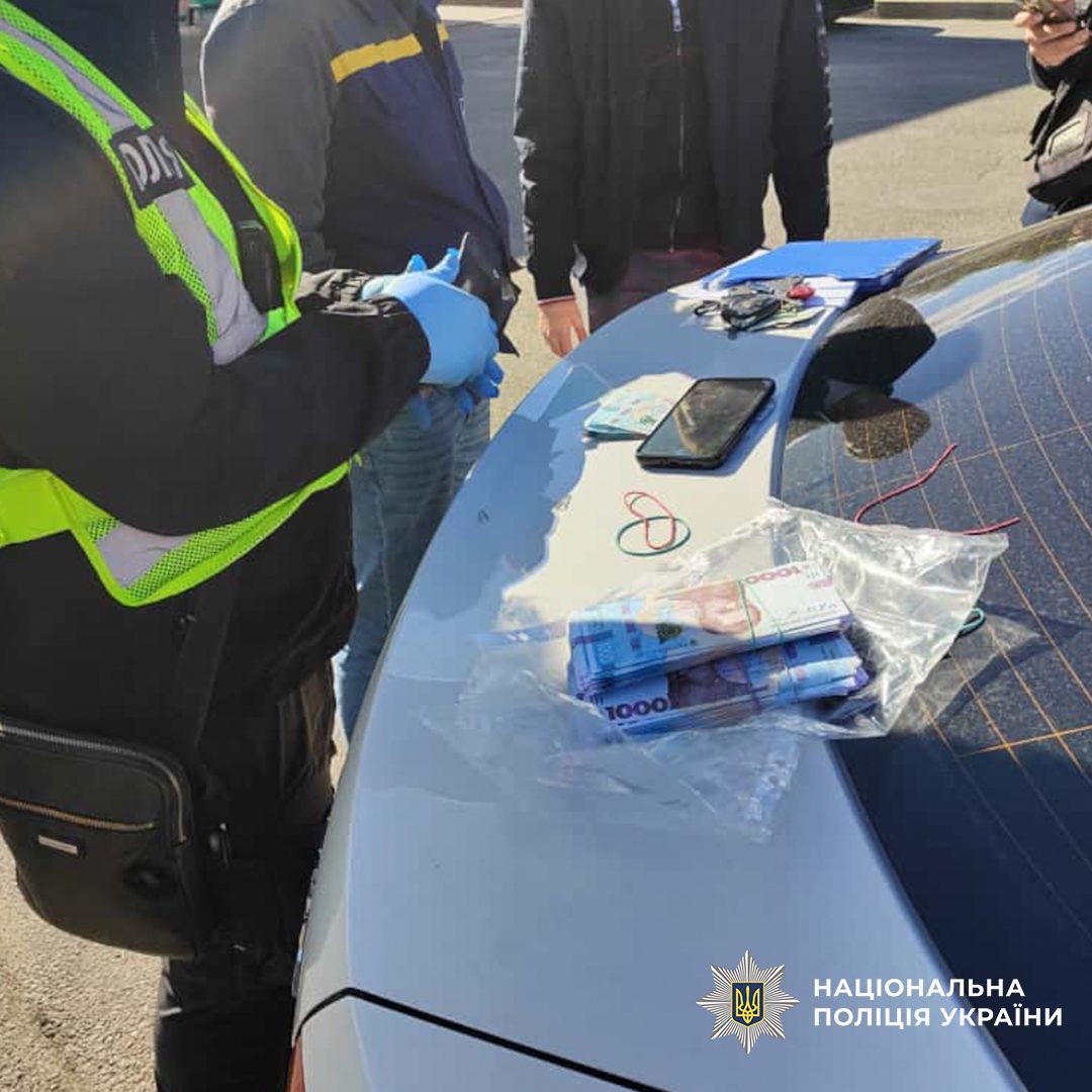 У Києві поліцейські затримали посадовця Київводоканалу на "гарячому" (фото) У Києві поліцейські затримали посадовця Київводоканалу на "гарячому"