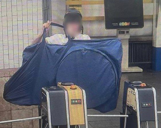 Студент у Києві проїхався на велосипеді по ескалатору метро, його оштрафують