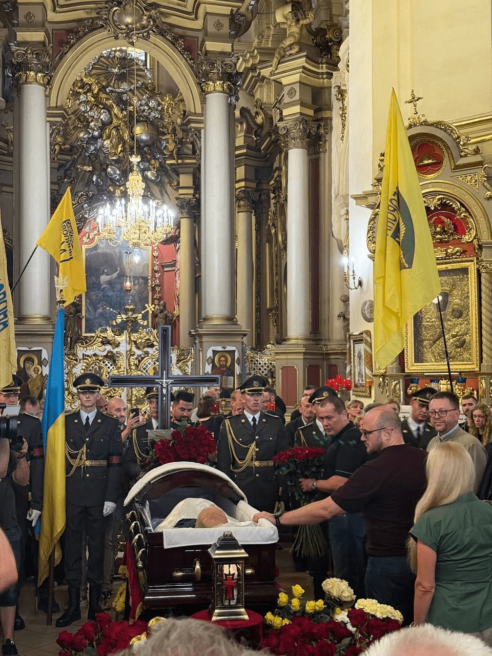 Другу добу до собору Святого Юра у Львові йдуть люди попрощатися з Андрієм Парубієм