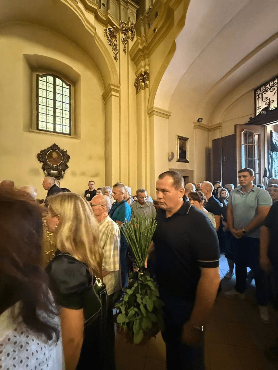 Другу добу до собору Святого Юра у Львові йдуть люди попрощатися з Андрієм Парубієм