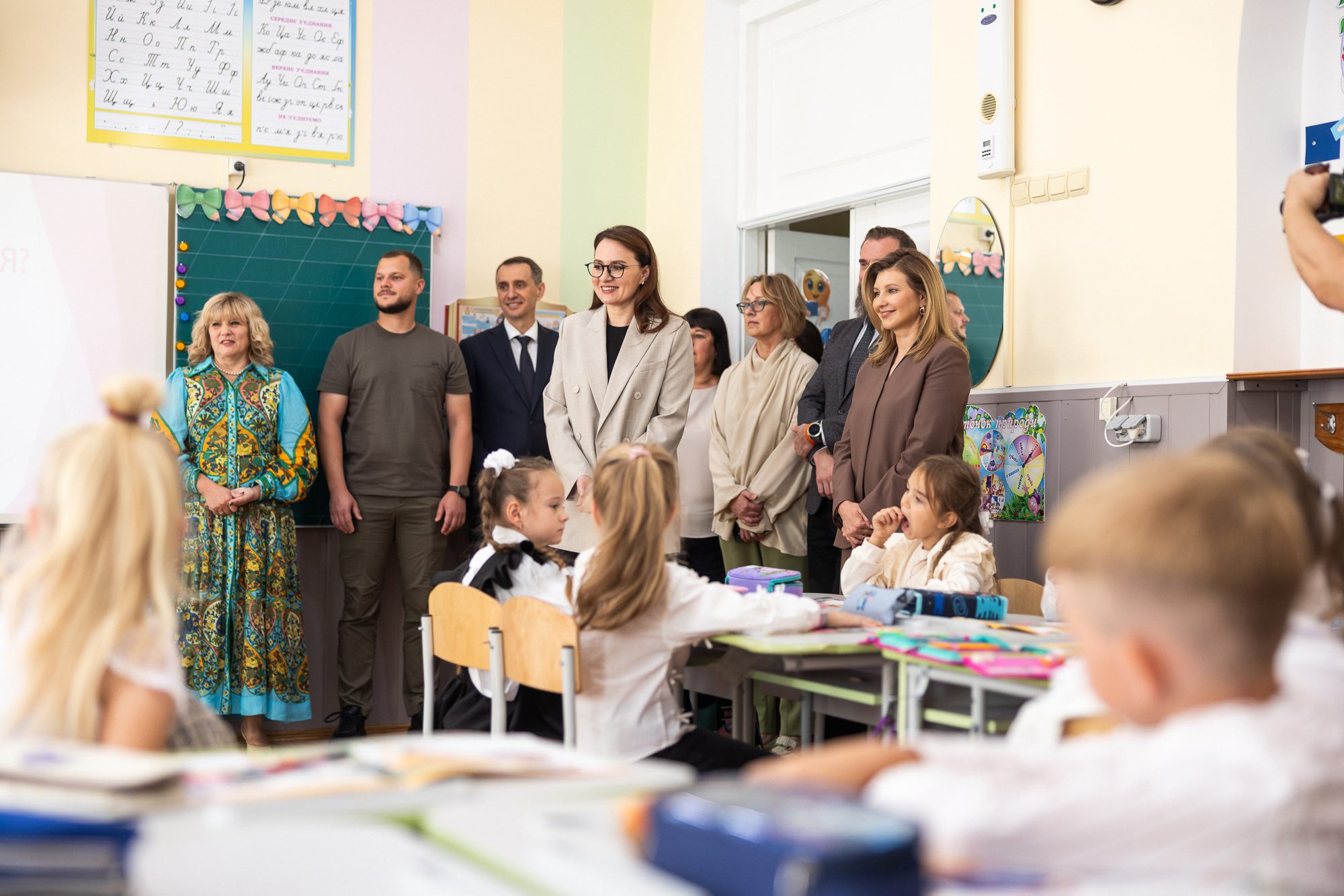 У Білогородському ліцеї №1 провели “Урок щастя” за участі Першої леді та урядовців У Білогородському ліцеї №1 провели “Урок щастя” за участі Першої леді та урядовців