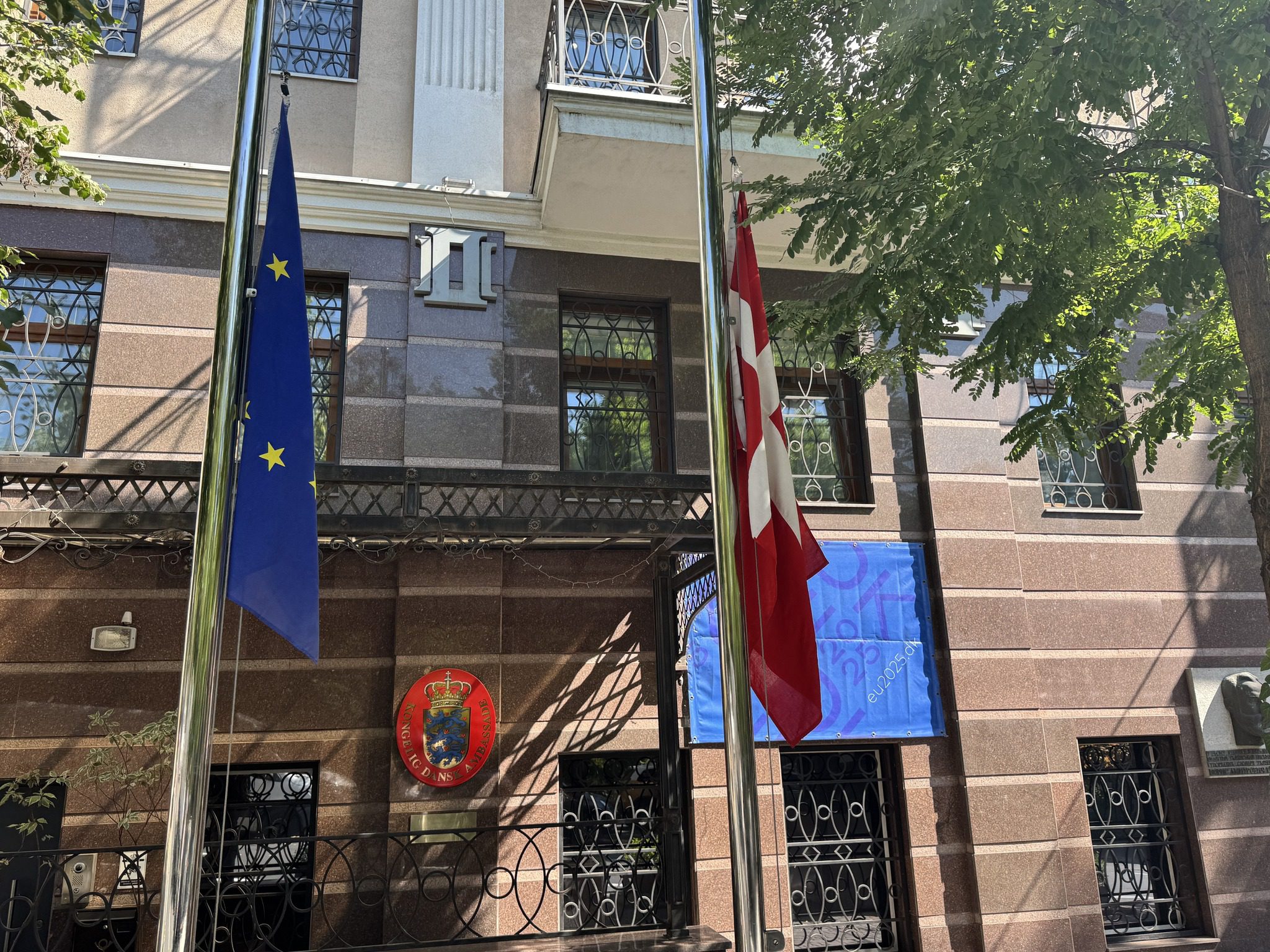 Данська амбасада в Києві приспустила прапори Данська амбасада в Києві приспустила прапори
