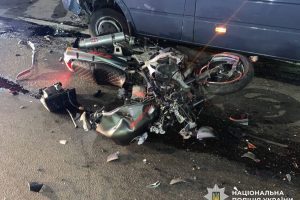 У Білій Церкві мікроавтобус на смерть збив підлітка на мотоциклі