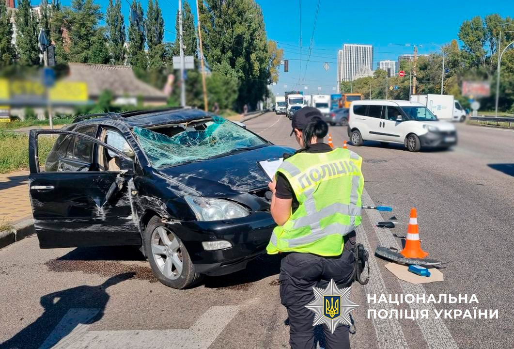 Київські поліцейські встановлюють обставини ДТП, у якій постраждала малолітня дівчинка