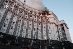 Атака рф на Київ: у Святошинському районі вбито мати з дитиною, на Печерську пошкоджено будівлю Кабміну Атака рф на Київ: у Святошинському районі вбито мати з дитиною, на Печерську пошкоджено будівлю Кабміну