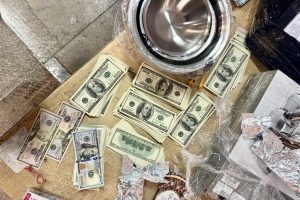 Київські митники зупинили спробу вивезти до Канади валюту на суму понад 1,67 млн гривень Київські митники зупинили спробу вивезти до Канади валюту на суму понад 1,67 млн гривень