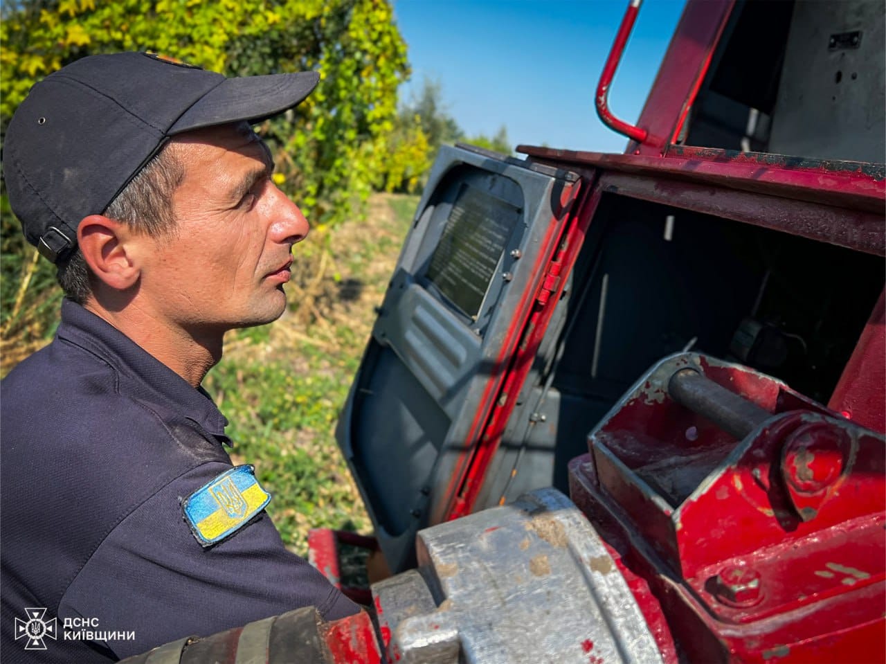 На Броварщині майже добу ліквідовують торф’яну пожежу (фото, відео)