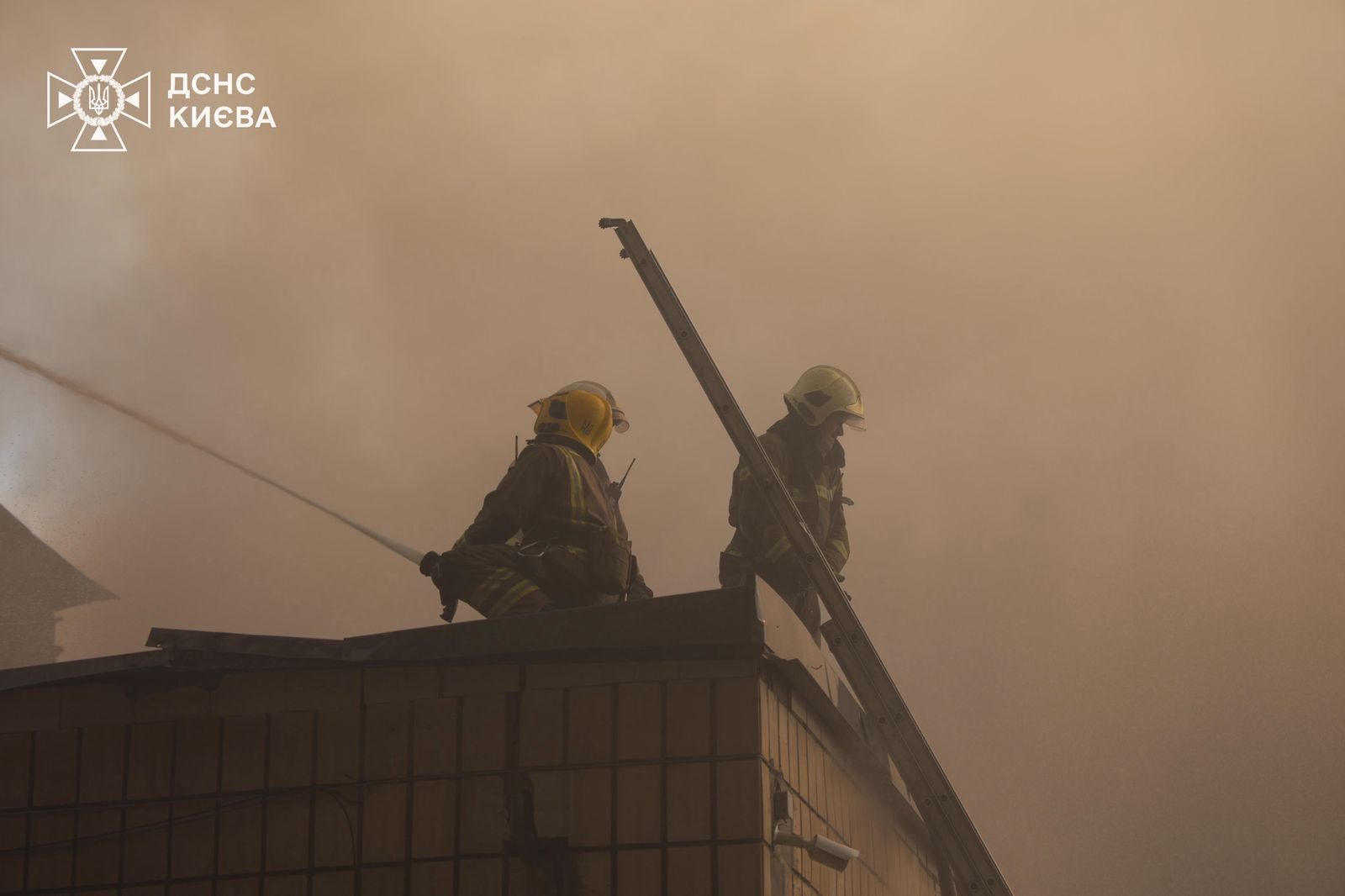 У Києві число постраждалих від російської атаки зросло до 20, розгорнуто штаби допомоги (адреси)