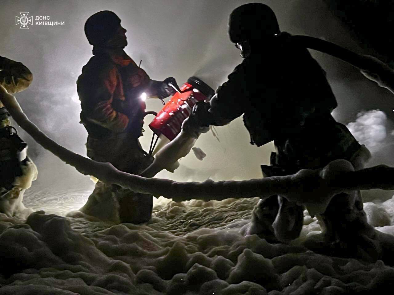 ДСНС Київщини ліквідували пожежу на промисловому підприємстві після ворожої атаки