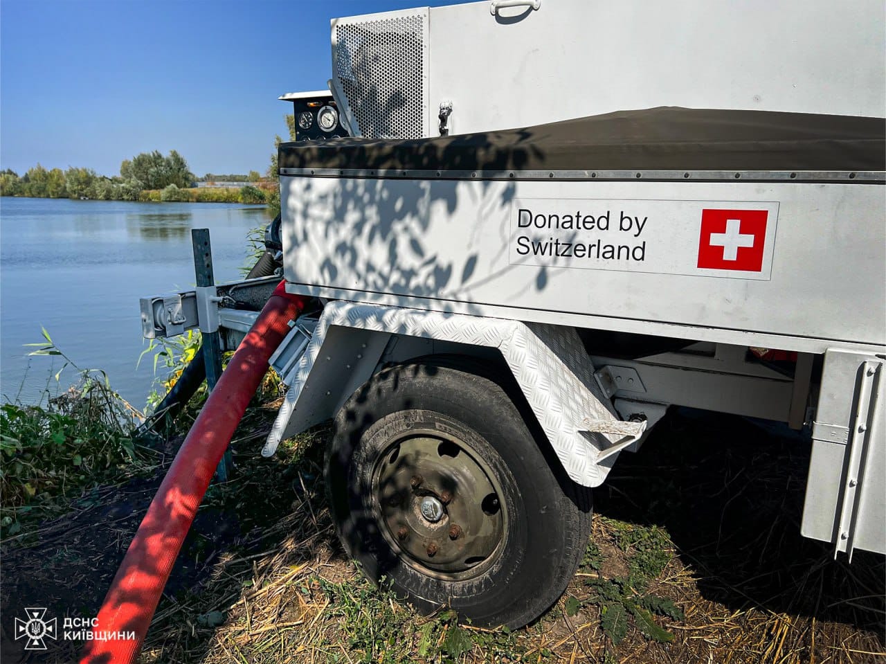 На Броварщині майже добу ліквідовують пожежу торфу (фото, відео)