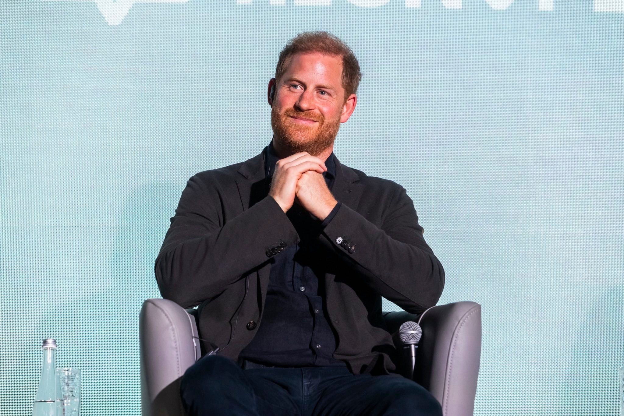 Принц Гаррі у Києві відвідав місця російських атак та поспілкувався з ветеранами (фото)