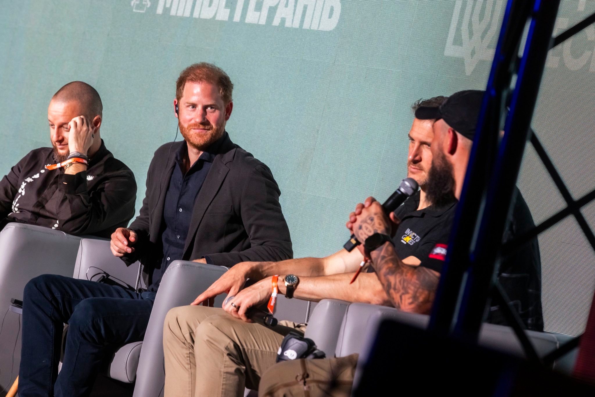 Принц Гаррі у Києві відвідав місця російських атак та поспілкувався з ветеранами (фото)