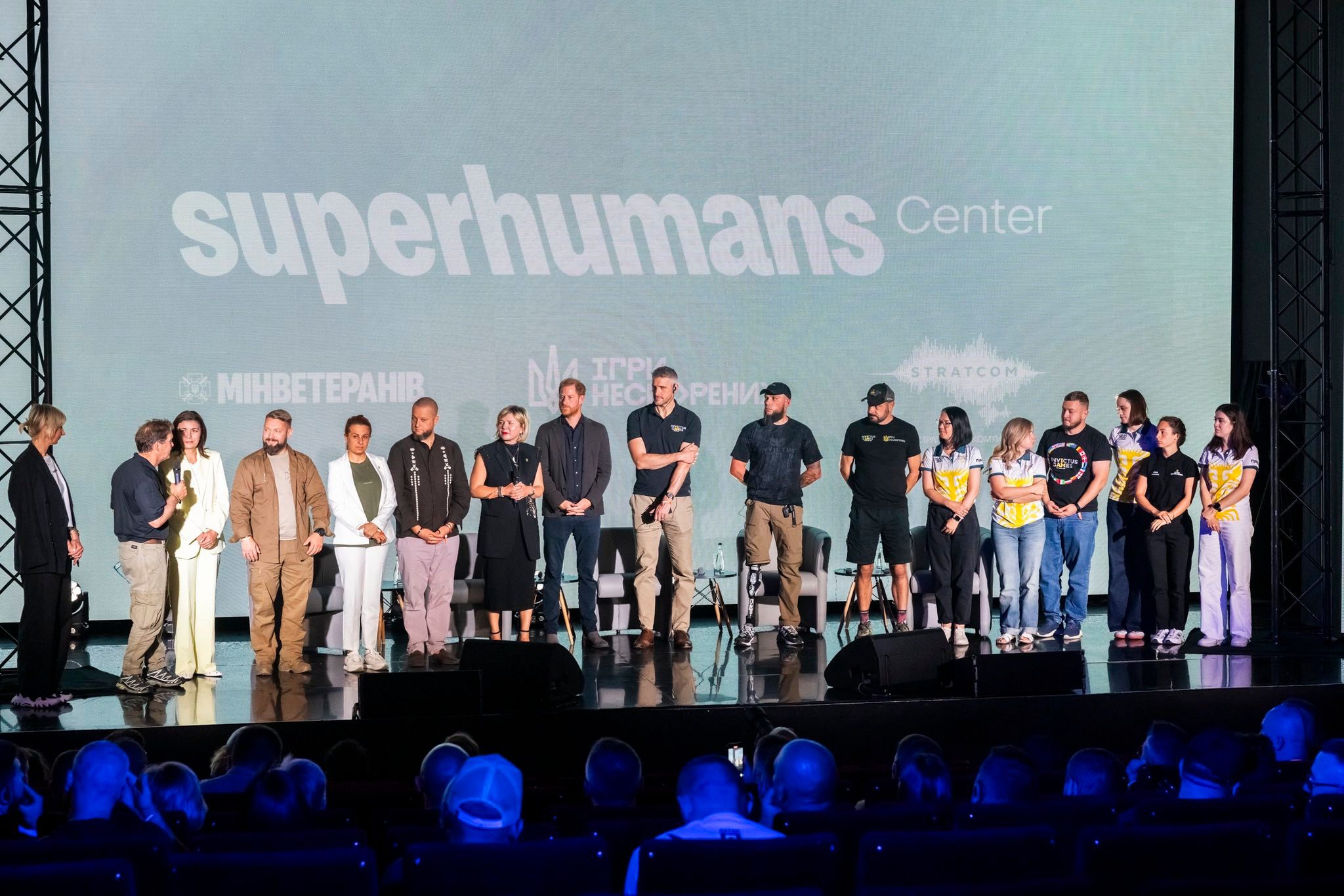 Принц Гаррі у Києві відвідав місця російських атак та поспілкувався з ветеранами (фото)