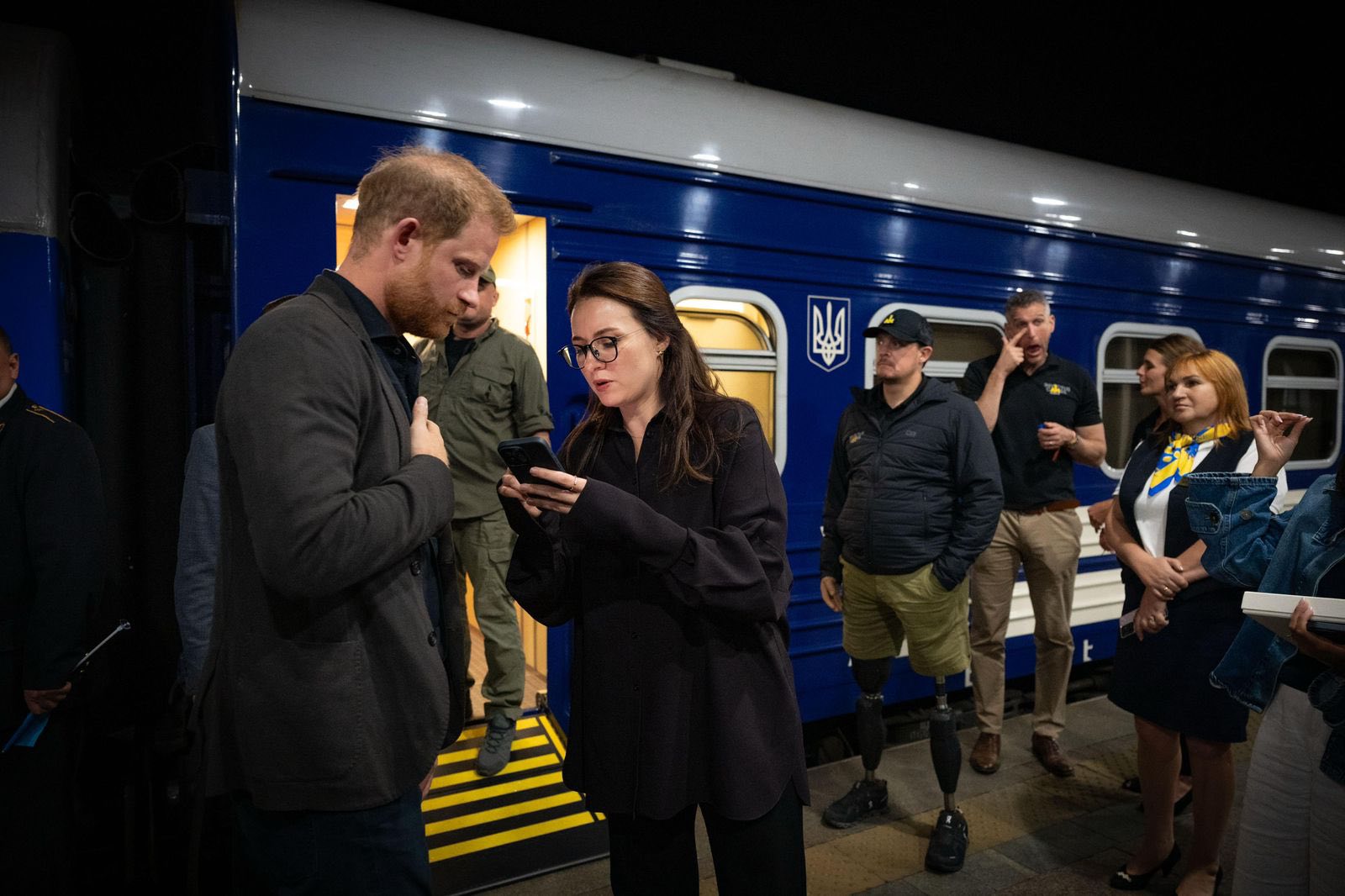 Принц Гаррі у Києві відвідав місця російських атак та поспілкувався з ветеранами (фото)