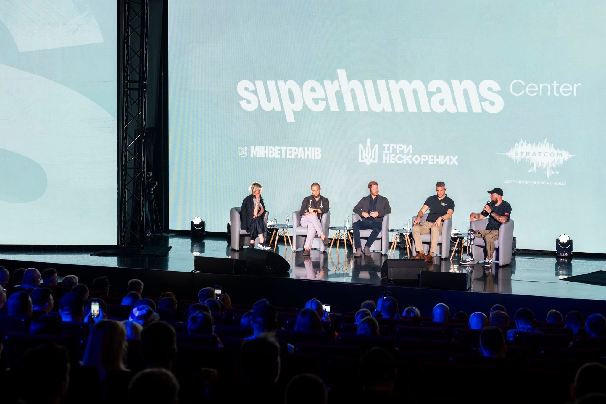 Принц Гаррі у Києві відвідав місця російських атак та поспілкувався з ветеранами (фото)