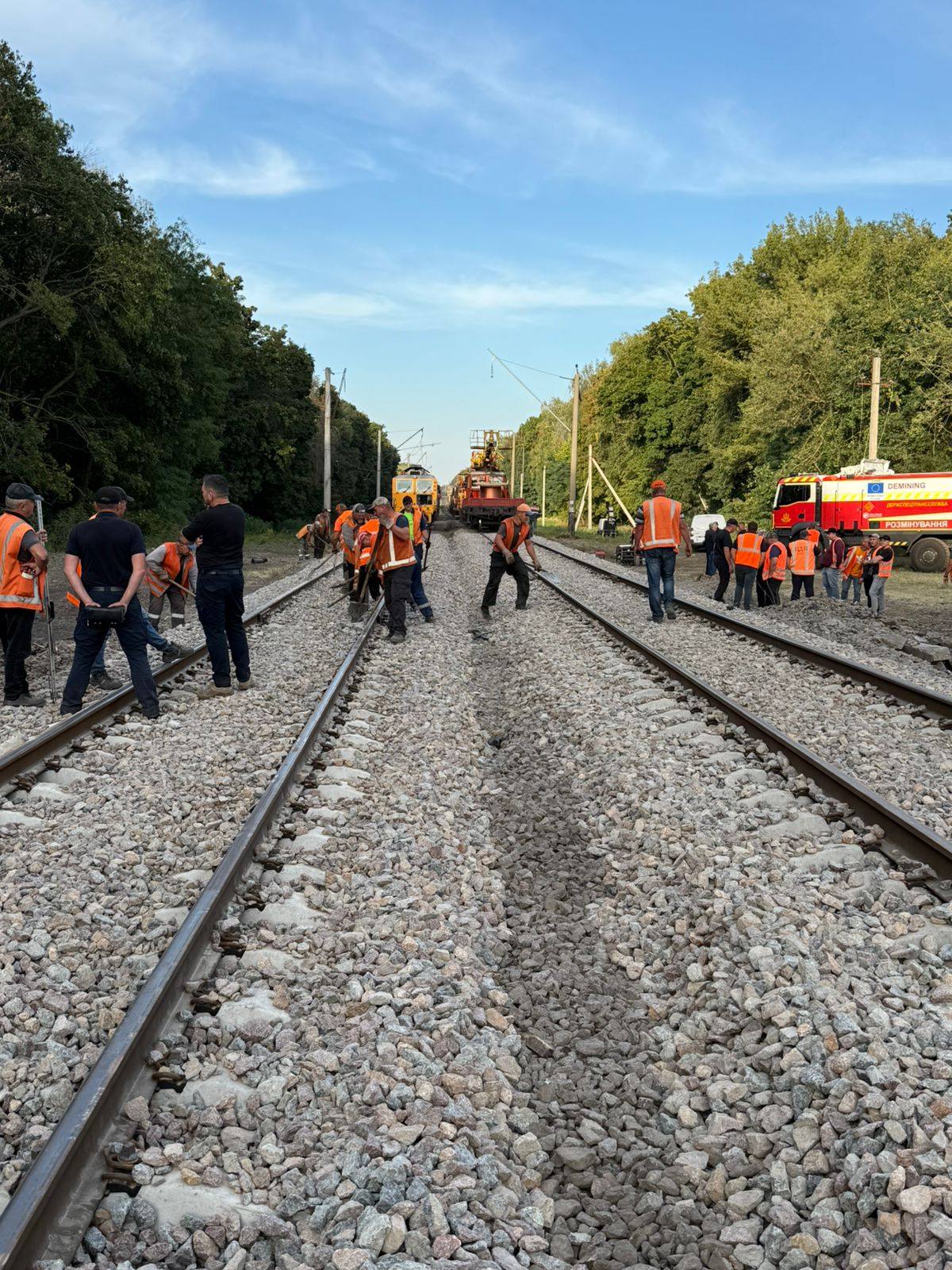 На Київщині відновили пошкоджену вибухами залізницю на дільниці Васильків — Боярка (фото)