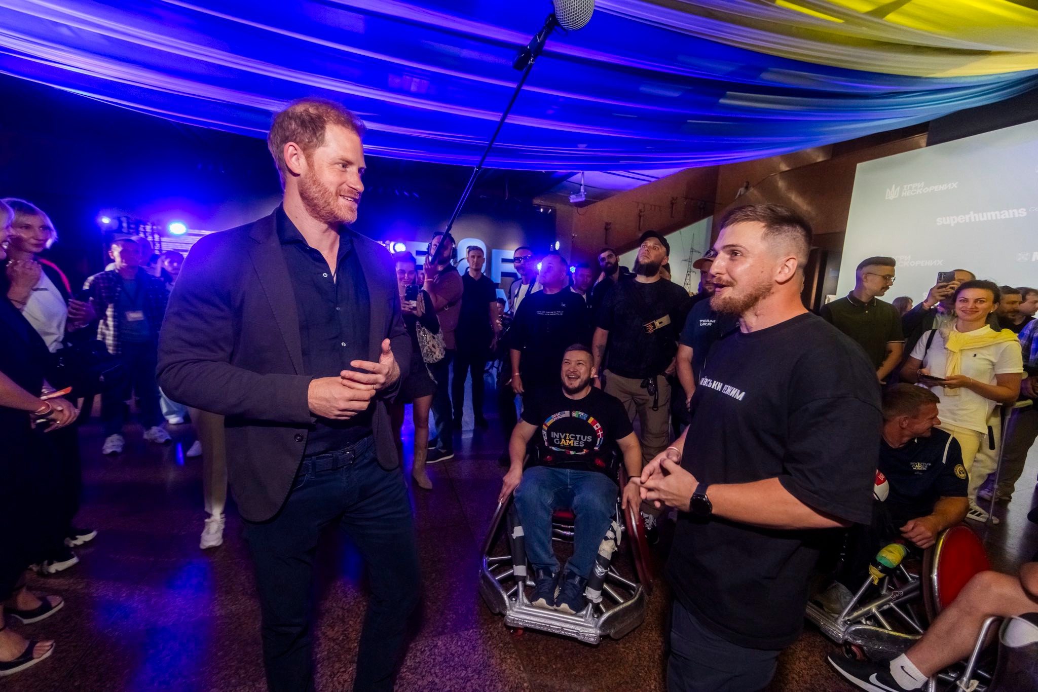 Принц Гаррі у Києві відвідав місця російських атак та поспілкувався з ветеранами (фото)