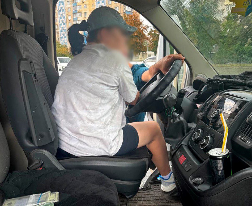 У Києві Нацполіція ліквідувала схему наживи на гуманітарних автівках для ЗСУ