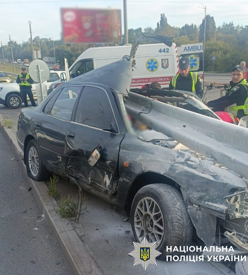 У столиці на Великій Кільцевій дорозі автомобіль налетів на відбійник, водій загинув