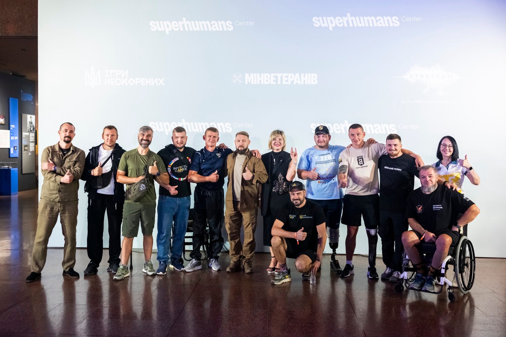 Принц Гаррі у Києві відвідав місця російських атак та поспілкувався з ветеранами (фото)