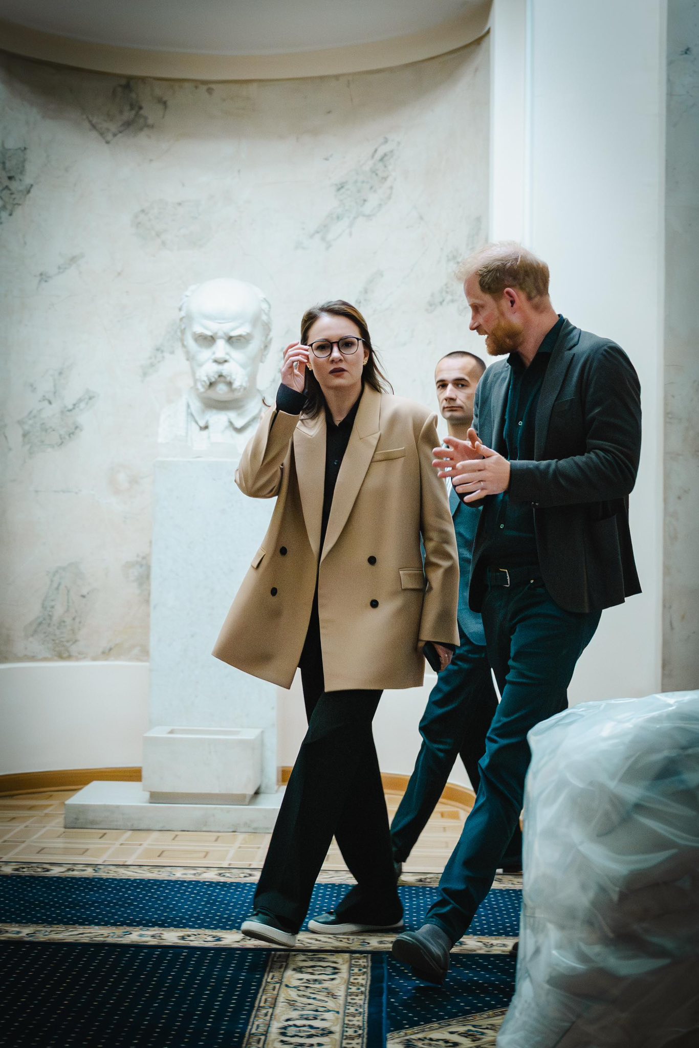 Принц Гаррі у Києві відвідав місця російських атак та поспілкувався з ветеранами (фото)