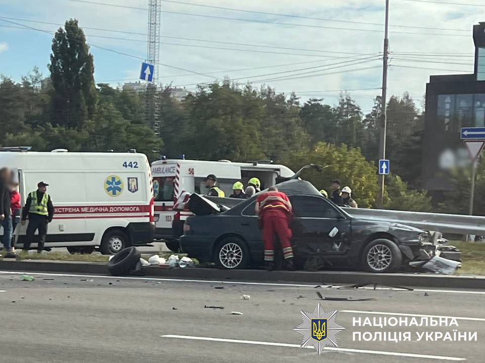 У столиці на Великій Кільцевій дорозі автомобіль налетів на відбійник, водій загинув