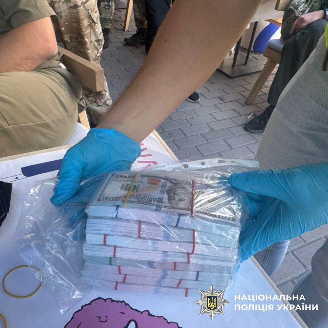 У Києві в організатора схеми для ухилянтів вилучили 82 тисячі доларів