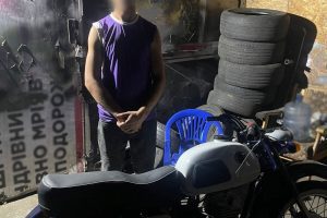 Вкрав мотоцикл на столичному Подолі: затриманому загрожує п’ять років тюрми