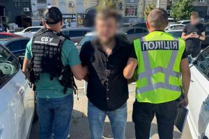 Поліція Києва затримала ділка, що “заробив” на ухилянтові 15 тис. доларів