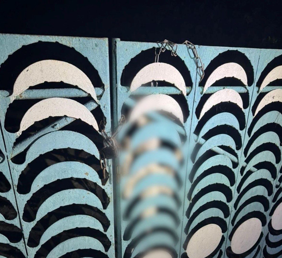 На Київщині чоловік повісив собаку на паркані