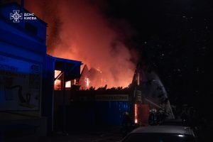 У Дарницькому районі пожежа знищила СТО та приватний будинок У Дарницькому районі пожежа знищила СТО та приватний будинок