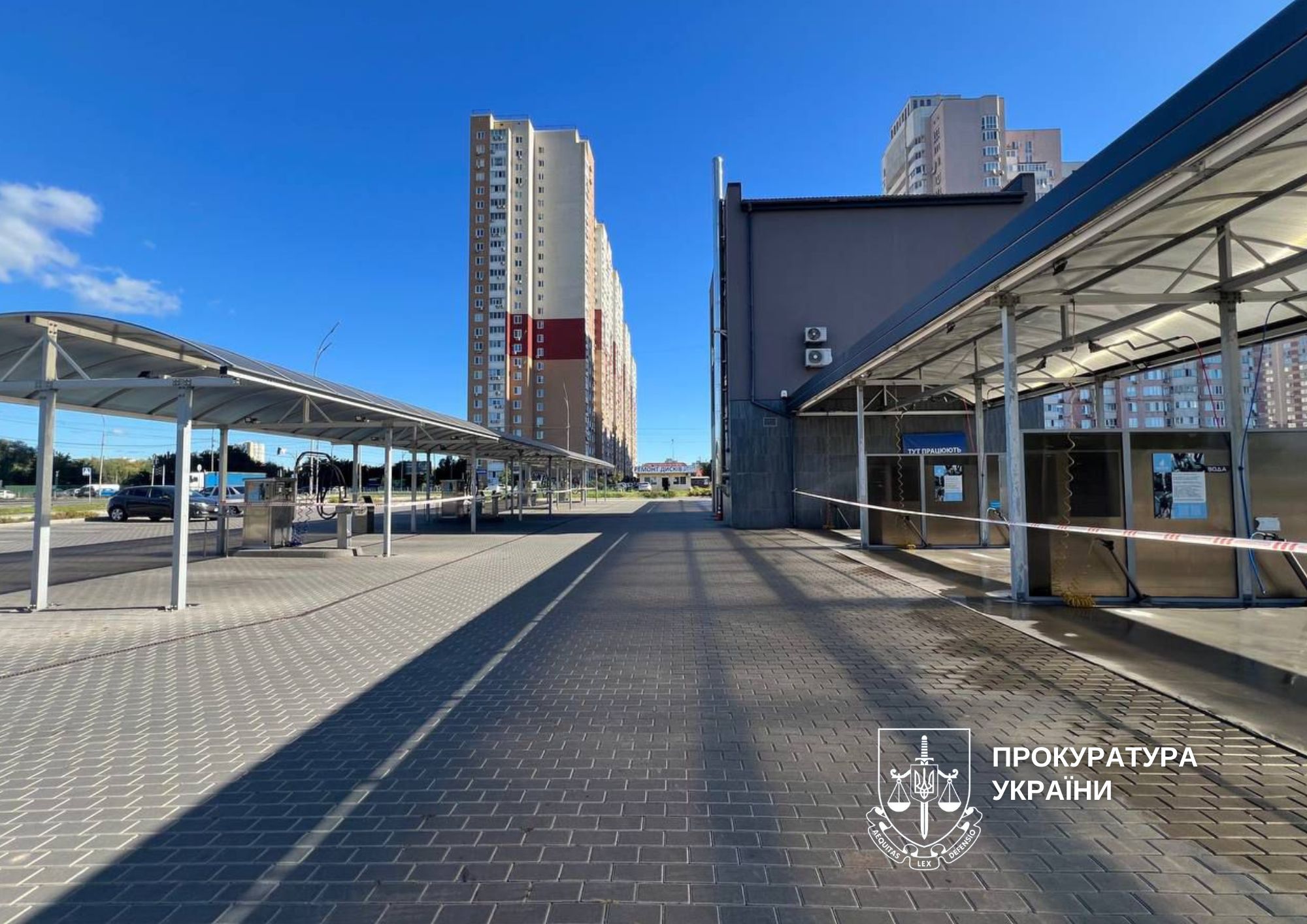 Автомийка на Позняках: Суд арештував майно, поки розслідують самовільне будівництво