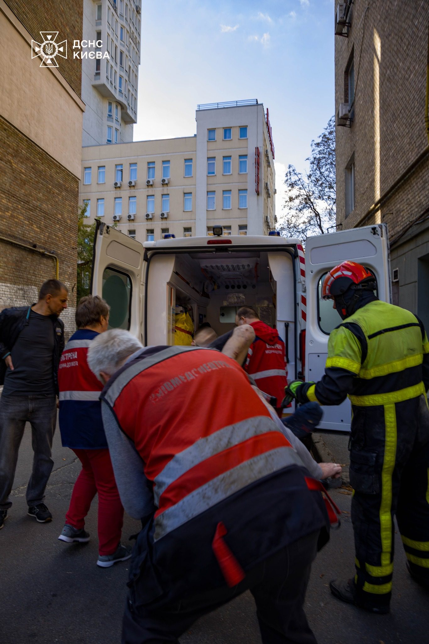 На столичному Печерську врятували чоловіка, який впав у приямок під напругою (фото, відео)