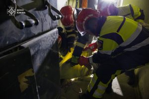 На столичному Печерську врятували чоловіка, який впав у приямок під напругою (фото, відео) На столичному Печерську врятували чоловіка, який впав у приямок під напругою (фото, відео)
