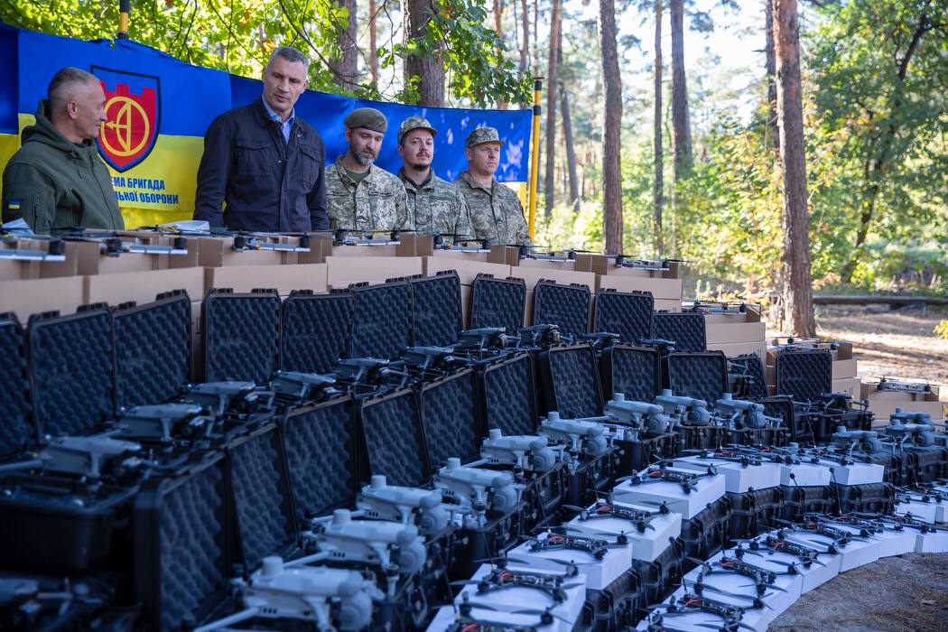 Громада столиці передала бійцям на фронт ще майже 2500 БпЛА та понад 20 автівок Громада столиці передала бійцям на фронт ще майже 2500 БпЛА та понад 20 автівок