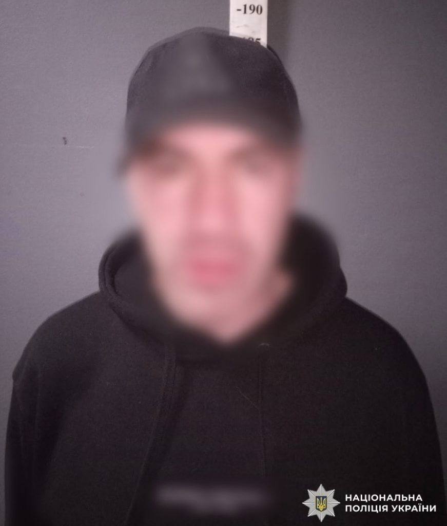 У Києві п’яний чоловік підпалив сусідський скутер, щоб відкрили двері під’їзду