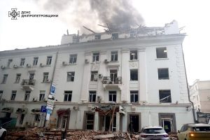 У Дніпрі через атаку дронів загинула щонайменше одна людина, поранено 15 осіб (фото, відео) У Дніпрі через атаку дронів загинула щонайменше одна людина, поранено 15 осіб (фото, відео)