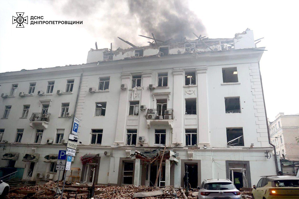 У Дніпрі через атаку дронів загинула щонайменше одна людина, поранено 15 осіб (фото, відео)