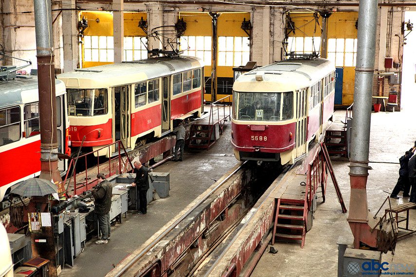 У Дарницькому трамвайному депо капітально ремонтують 4-й вагон від початку року